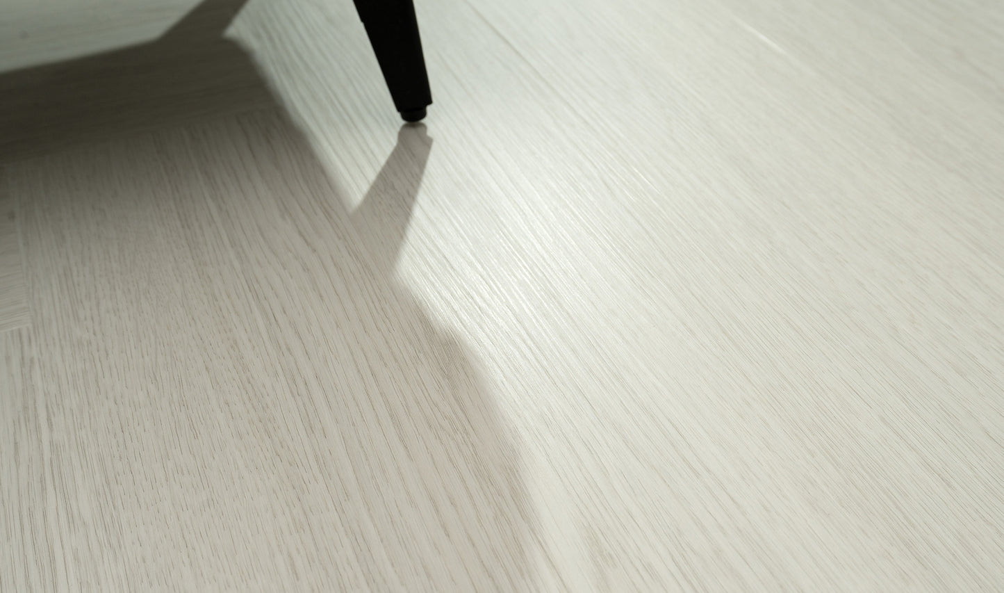 6mm SPC人字拼石塑地板-輕木雲鏡 金地哥